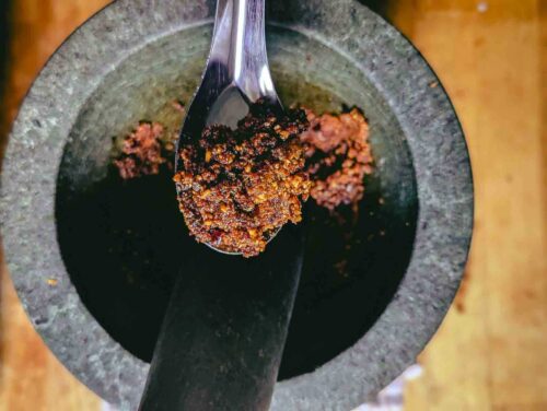 Pounding ingredients for nam prik pao