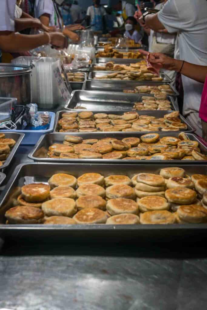 Rows of kanom pia sot (round, flat Chinese pastry with various pastes inside)