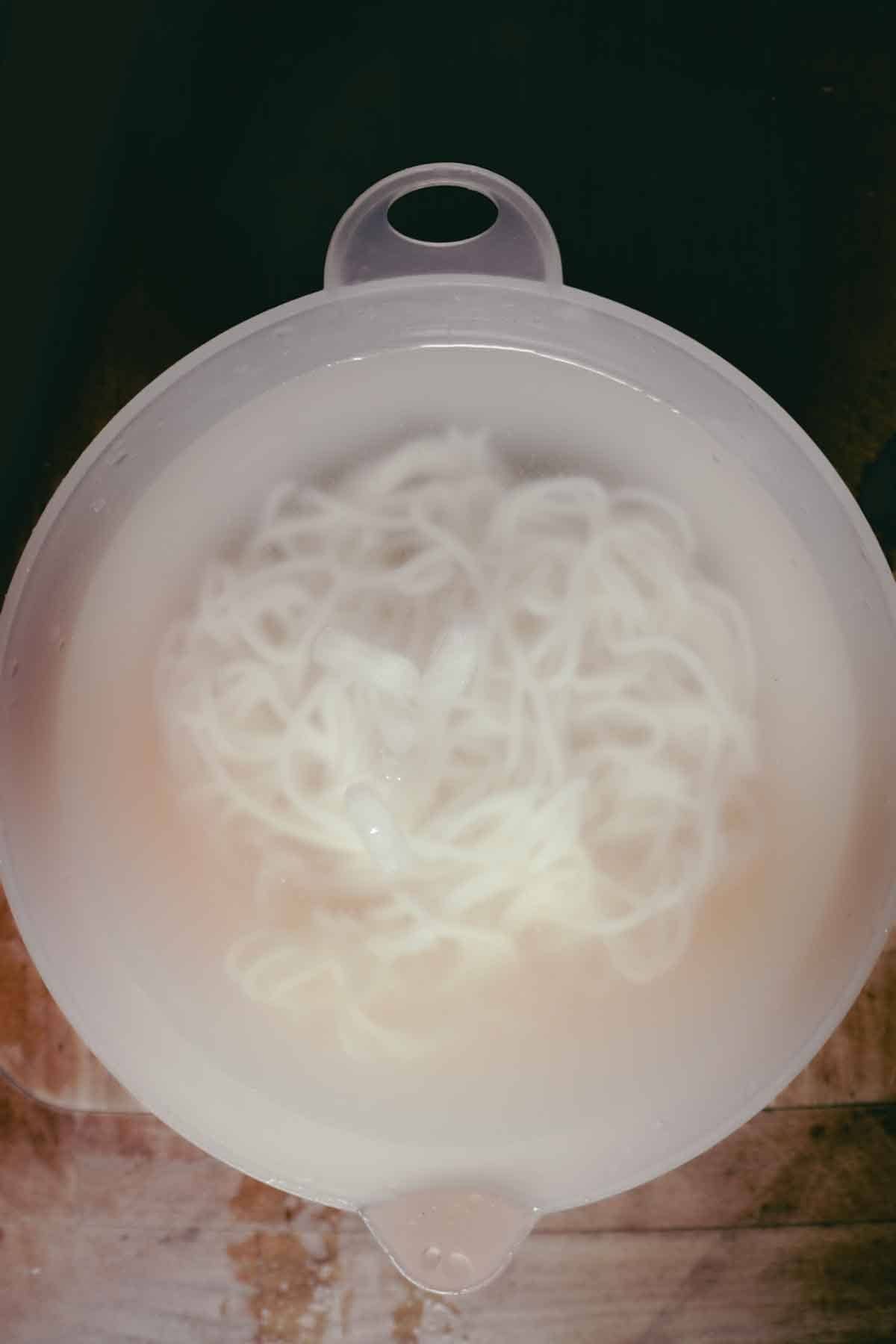 Cooling homemade rice vermicelli in cold water